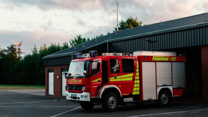 69 Feuerwehrleute in Duisburg geehrt und 100. Grundausbildungslehrgang vereidigt