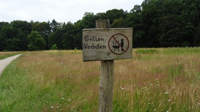 Hitze und Trockenheit erhöhen Risiko: Grillen in Parks verboten und wird kontrolliert