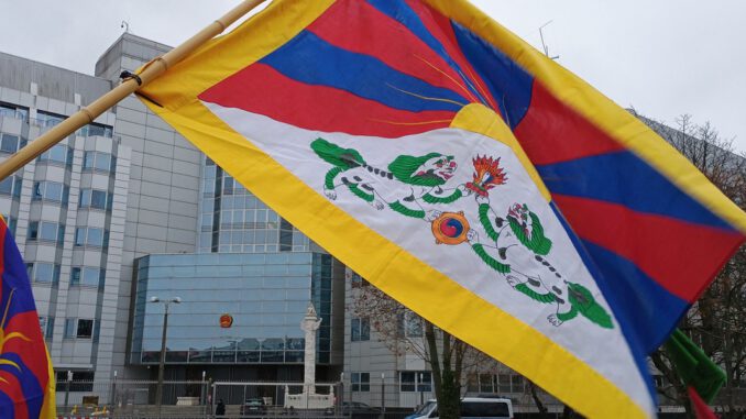 Mülheim hisst tibetische Flagge am Rathausturm als Zeichen der Solidarität