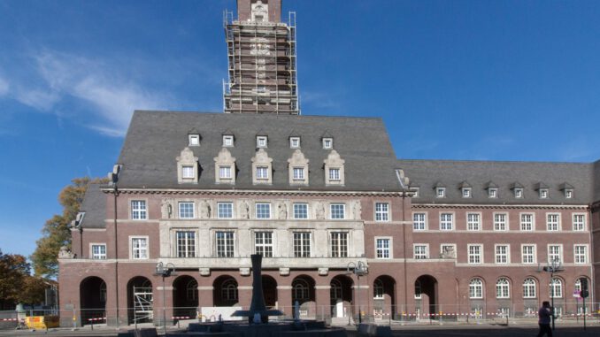 Rathaus in Bottrop: Schieferdach wird erneuert, historische Fenster werden restauriert