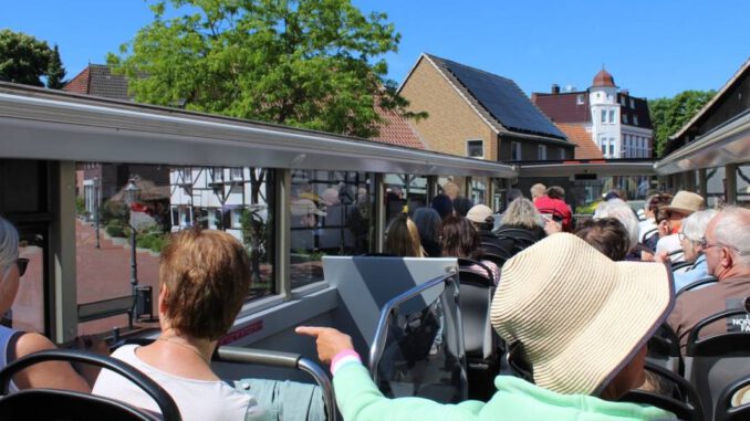 Roter Cabriobus fährt wieder: Erste zweistündige Stadtrundfahrt am 30. Mai