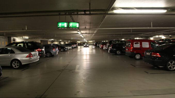 Vier Baustellenflächen auf der Domplatte zur Prüfung der Tiefgaragendecke Vier Baustellenflächen auf der Domplatte zur Prüfung der Tiefgaragendecke